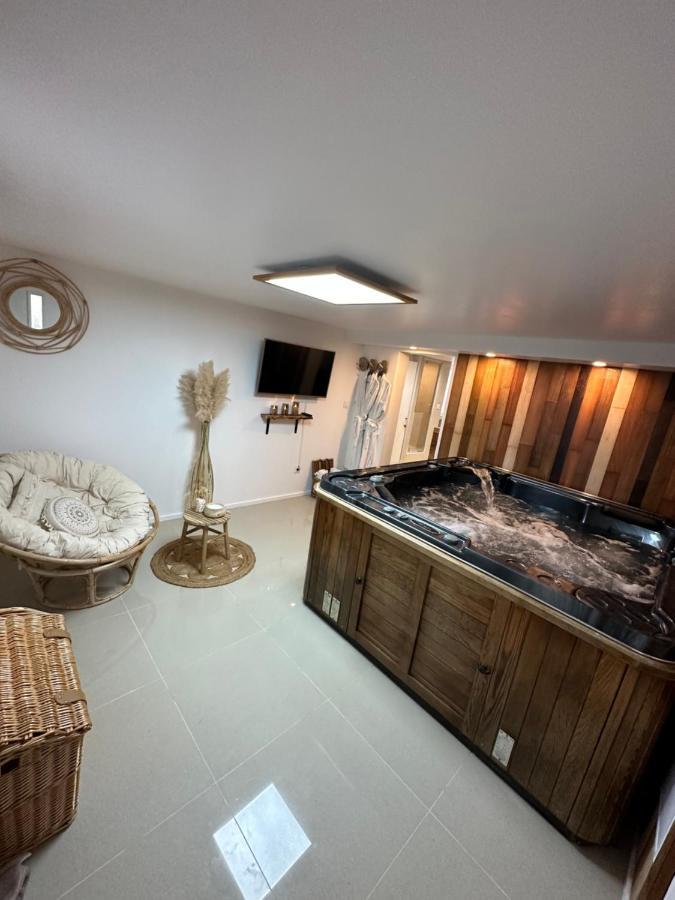 Appartement Jacuzzi Prive アヴィニョン エクステリア 写真